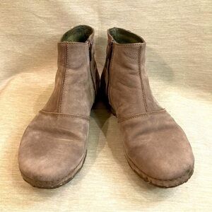 EL NATURALISTA Sz 42 Angkor Suede Zipper Laces detail In Pleasant Piedra Booties